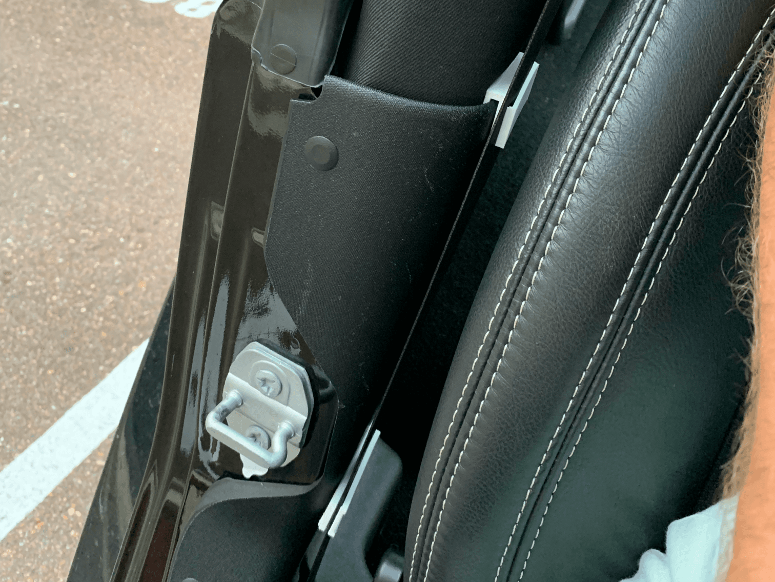 Anti Flap Seat Belt Retainer